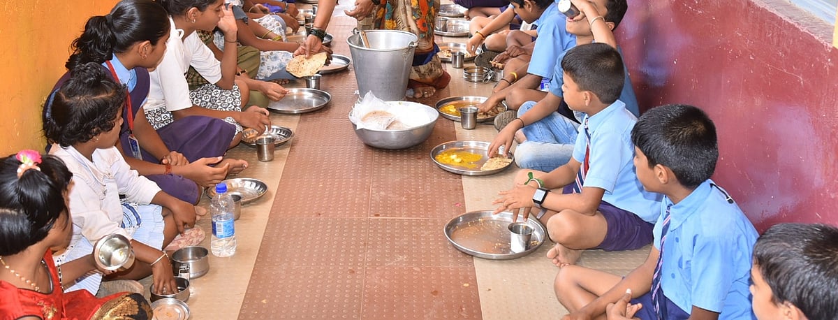 ಶಾಲೆಯಲ್ಲಿ ಊಟ ಸೇವಿಸಿದ 100ಕ್ಕೂ ಹೆಚ್ಚು ಮಕ್ಕಳು ಅಸ್ವಸ್ಥ, ವಿದ್ಯಾರ್ಥಿನಿ ಸಾವು​