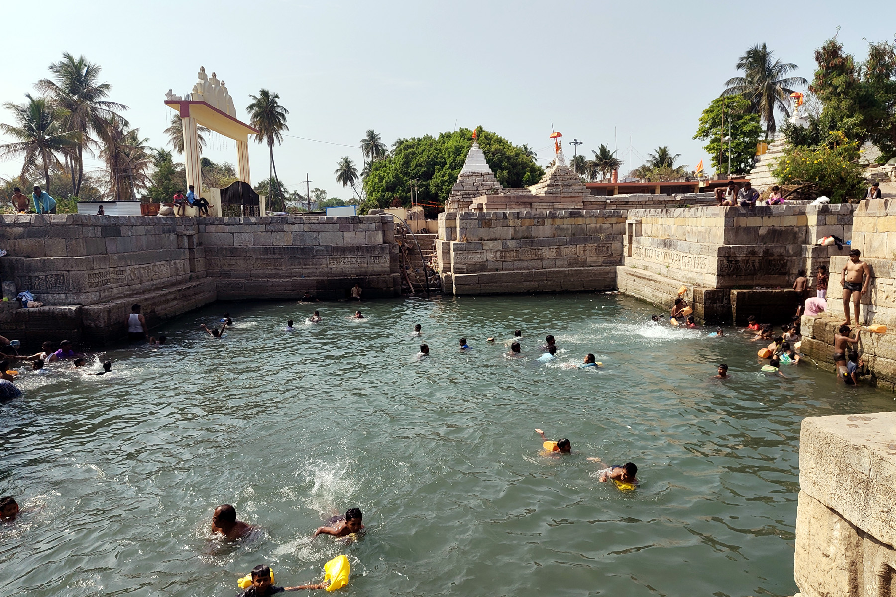 ಹುಣಸಗಿ ತಾಲ್ಲೂಕಿನ ಮುದನೂರು ಗ್ರಾಮದ ದೇವರ ದಾಸೀಮಯ್ಯ ದೇವಸ್ಥಾನದ ಮುಂದಿರುವ ಪುಷ್ಕರಣಿಯಲ್ಲಿ ಈಜಾಟದಲ್ಲಿ ತೊಡಗಿರುವ ಯುವಕರು ಮಕ್ಕಳು