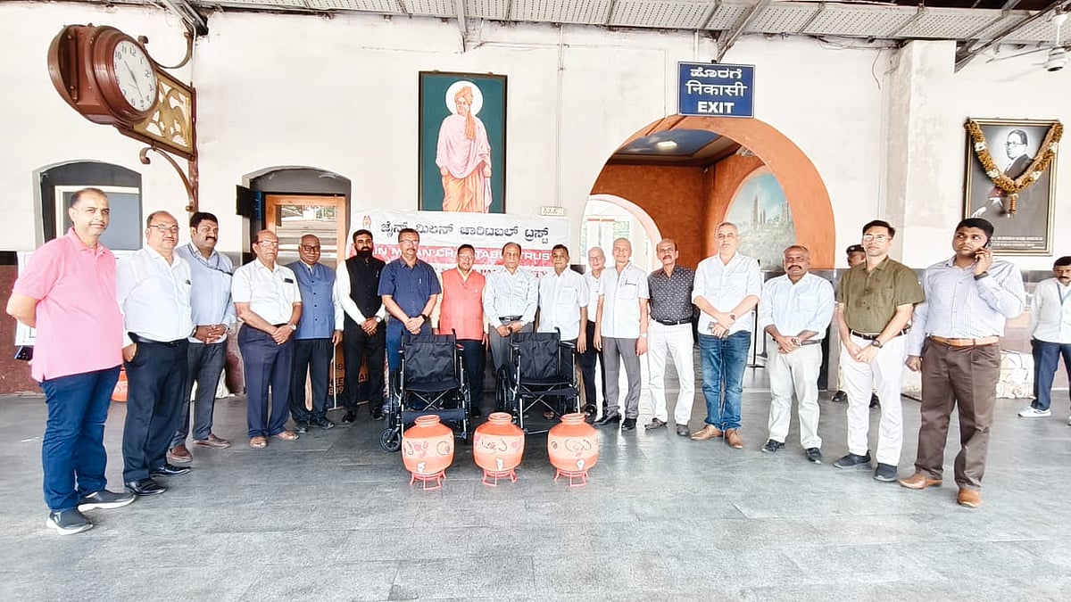 ಮೈಸೂರು ರೈಲು ನಿಲ್ದಾಣಕ್ಕೆ ಮಡಕೆ, ಗಾಲಿ ಕುರ್ಚಿ ದೇಣಿಗೆ