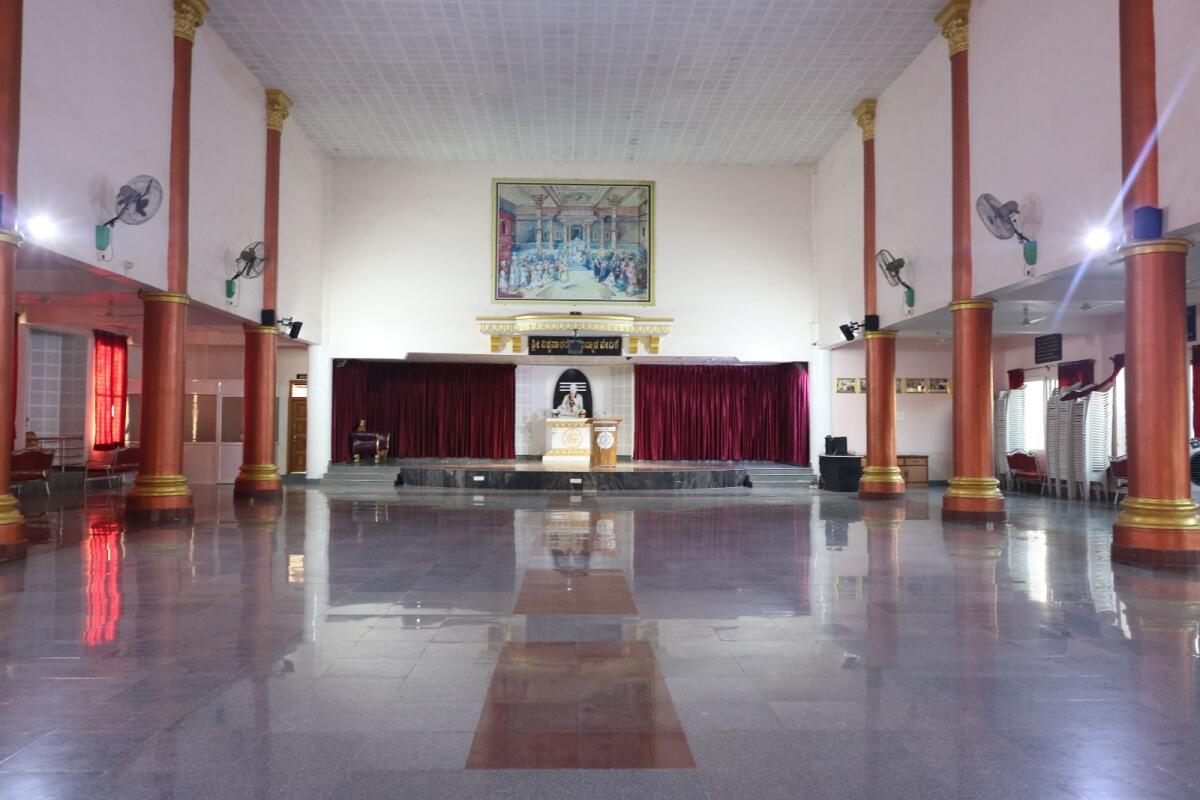 ಕಲಬುರಗಿ ಬಸವ ಸಮಿತಿಯ ಅನುಭವ ಮಂಟಪದ ಒಳಾಂಗಣದ ನೋಟ
