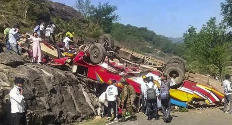 ಬಸ್‌ ಅಪಘಾತಕ್ಕೀಡಾಗಿರುವ ದೃಶ್ಯ
