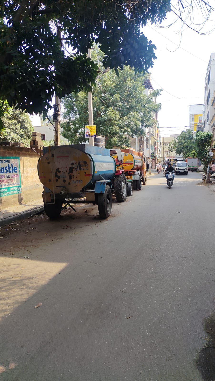 ನೀರು ಒದಗಿಸಲು ಸರದಿಯಲ್ಲಿ ನಿಂತ ಖಾಸಗಿ ಟ್ಯಾಂಕರ್‌ಗಳು.