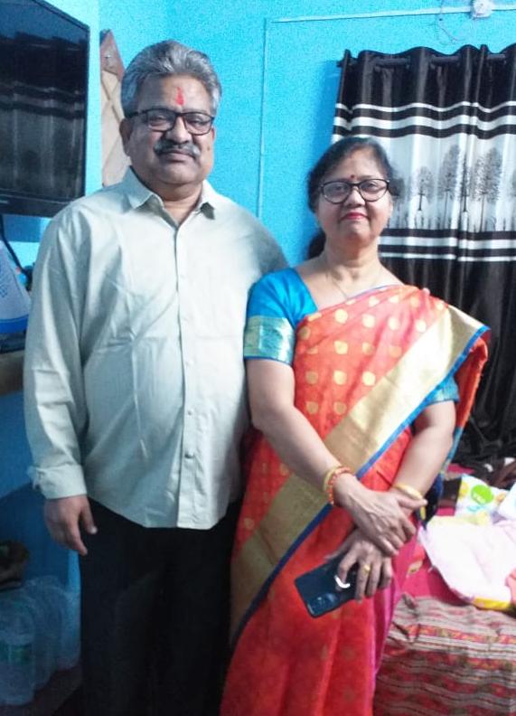 ಪುತ್ರ ಚಿನ್ನದ ಪದಕ ಪಡೆಯುವುದಕ್ಕೆ ಸಾಕ್ಷಿಯಾಗಲು ಹೊರಟಿದ್ದ ಶಿವಕುಮಾರ್ ಸಕ್ಸೇನಾ-ಮಾಲತಿ ದಂಪತಿ. ರಸ್ತೆ ಅಪಘಾತದಲ್ಲಿ ಶಿವಕುಮಾರ್ ಮೃತಪಟ್ಟಿದ್ದಾರೆ.