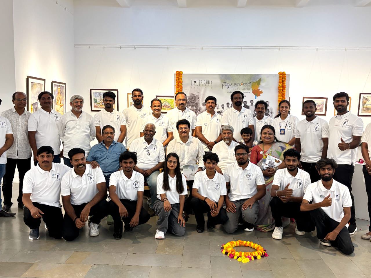 ಚಿತ್ರಕಲಾ ಪರಿಷತ್ತಿನಲ್ಲಿ ಆರಂಭಗೊಂಡಿರುವ ವರ್ಣ ಚಿತ್ರ ಪ್ರದರ್ಶನದಲ್ಲಿ ಕಲಾಕೃತಿ ಪ್ರದರ್ಶಿಸಿರುವ ಕಲಾವಿದರ ತಂಡ.