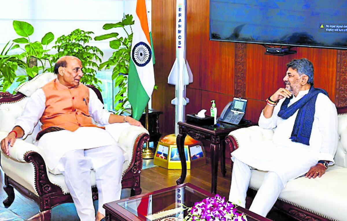 ಕಟ್ಟಡಗಳ ಎತ್ತರದ ನಿರ್ಬಂಧ ಸಡಿಲಿಸಿ:  ರಾಜನಾಥ್ ಸಿಂಗ್ ಜೊತೆ ಡಿಕೆಶಿ ಚರ್ಚೆ