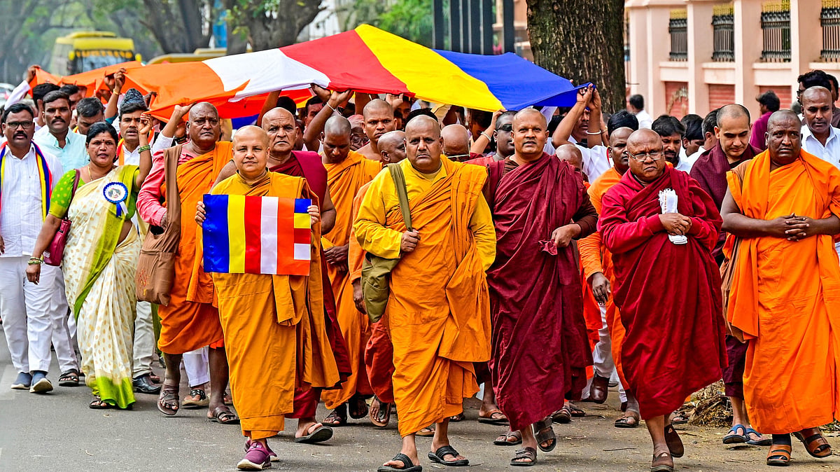 ಶಾಂತಿ ಮತ್ತು ಸಂಯಮದ ಹರಿಕಾರರು ಬೌದ್ಧ ಬಿಕ್ಕುಗಳು