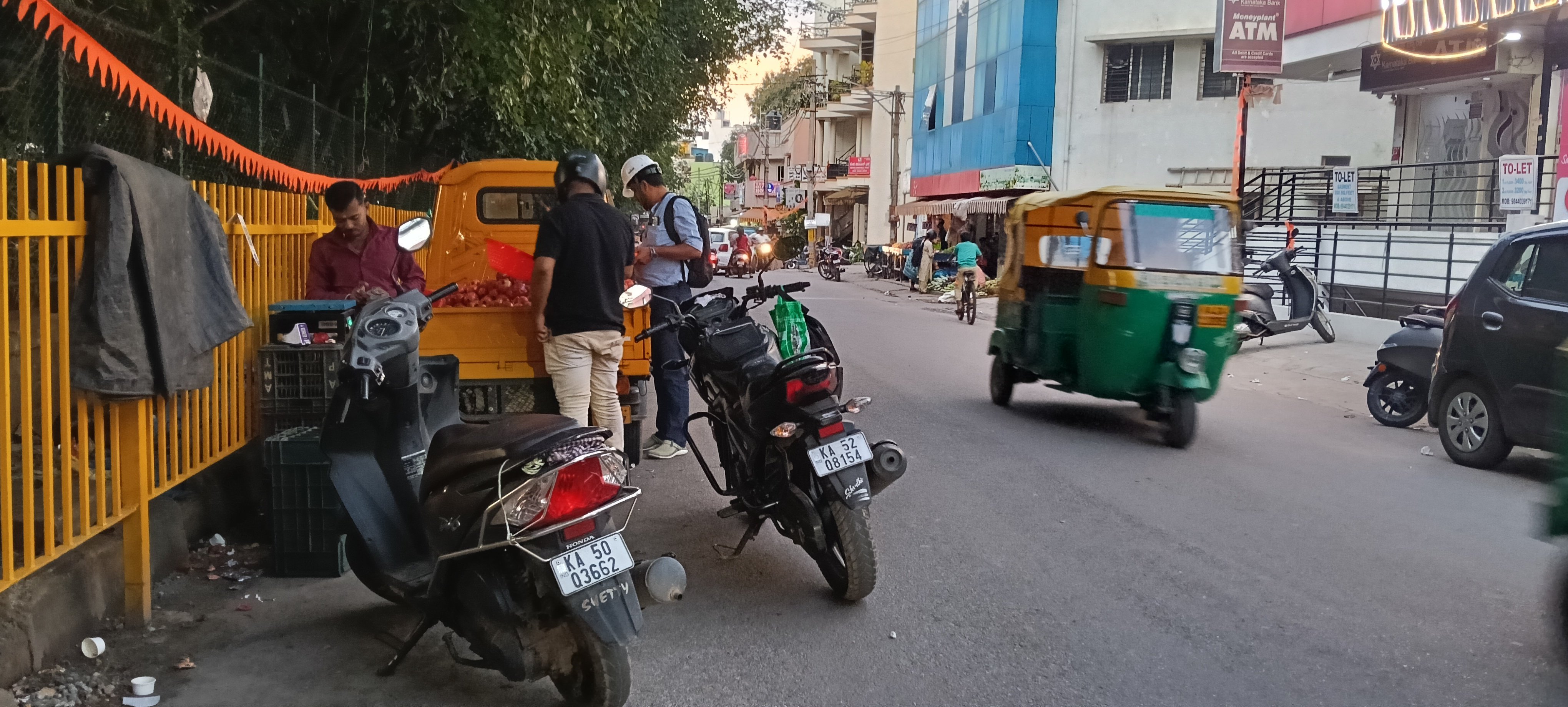 ಮಲ್ಲಸಂದ್ರ ಪೈಪ್ ಲೈನ್ ರಸ್ತೆಯ ಪಾರ್ಕ್ ಪಕ್ಕದ ಪಾದಾಚಾರಿ ಮಾರ್ಗದಲ್ಲಿ ಗ್ರಿಲ್ ಹಾಕಿದ್ದರು ವ್ಯಾಪಾರ ವ್ಯಾಪಾರ ಮಾಡು ಟ್ರಾಫಿಕ್ ಸಮಸ್ಯೆಗೆ ಕಾರಣವಾಗಿದೆ