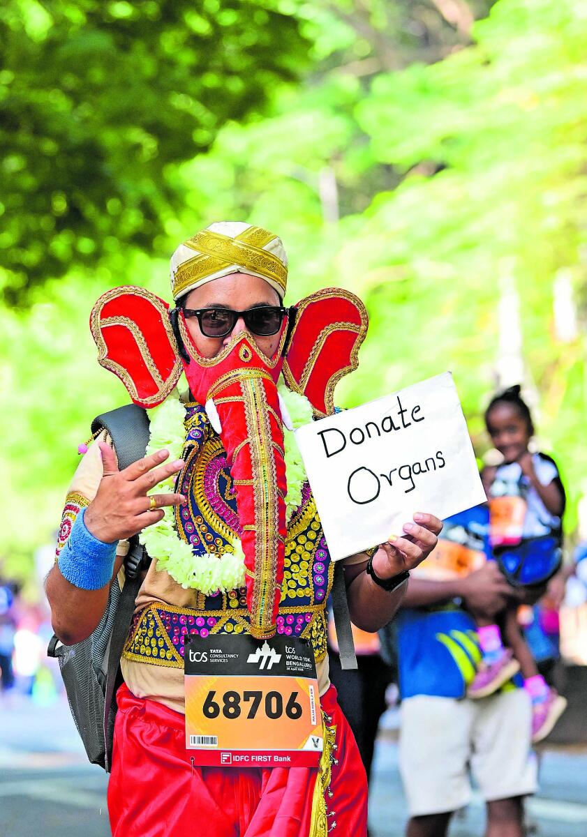 ಗಣಪತಿಯ ವೇಷ ಧರಿಸಿದ ವ್ಯಕ್ತಿಯೊಬ್ಬರು ಅಂಗಾಂಗ ದಾನದ ಬಗ್ಗೆ ಜಾಗೃತಿ ಮೂಡಿಸಿದರು