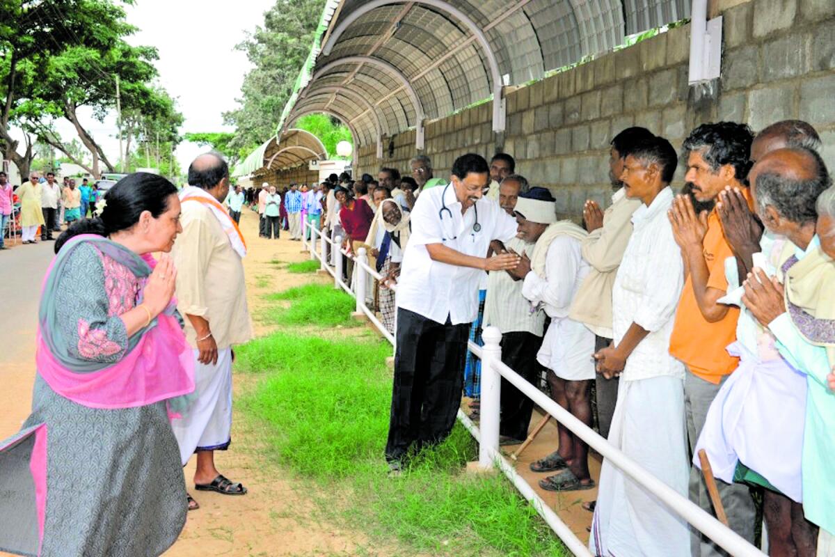 ಹೇಗಿದ್ದೀರಿ...? ಸರತಿಯಲ್ಲಿ ನಿಂತಿರುವರೊಂದಿಗೆ ಕ್ಷೇಮ–ಕುಶಲ ವಿಚಾರಣೆ