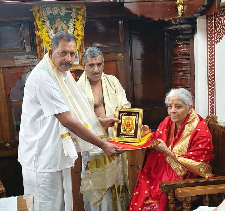 ಕೊಲ್ಲೂರು ಮೂಕಾಂಬಿಕಾ ದೇವಸ್ಥಾನಕ್ಕೆ ಹಣಕಾಸು ಸಚಿವೆ ನಿರ್ಮಲಾ ಸೀತಾರಾಮನ್ ಭೇಟಿ 