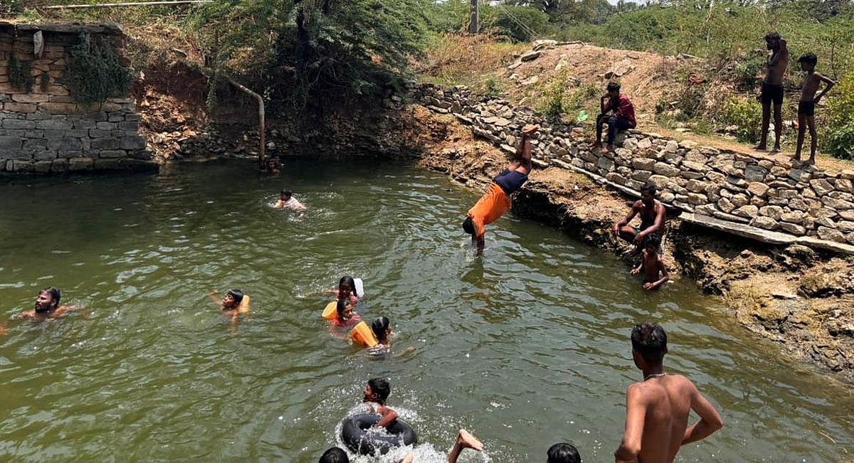 ಧರ್ಮಪುರ | ಬಿಸಿಲಿನ ತಾಪ: ಬಾವಿಯ ಮೊರೆ ಹೋದ ಯುವಕರು