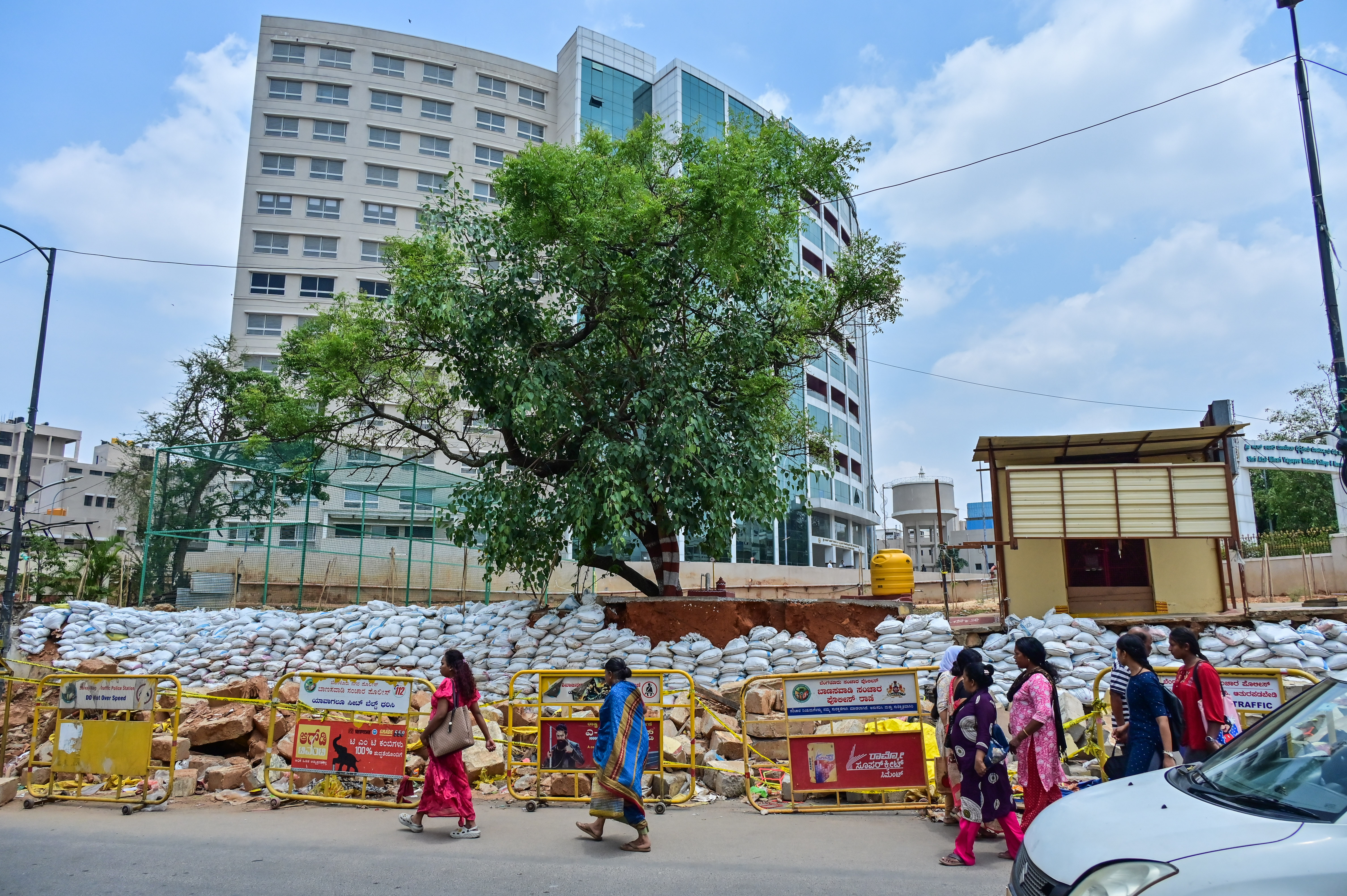 ಬೆಂಗಳೂರಿನ ಬೌರಿಂಗ್ ಆಸ್ಪತ್ರೆ ಗೋಡೆ ಕುಸಿತ - ವಾರದ ನಂತರವು ಆತಂಕದ ನಡುವೆ ಜನ ಸಂಚರಿಸುವ ಸನ್ನಿವೇಶವಿದೆ. 