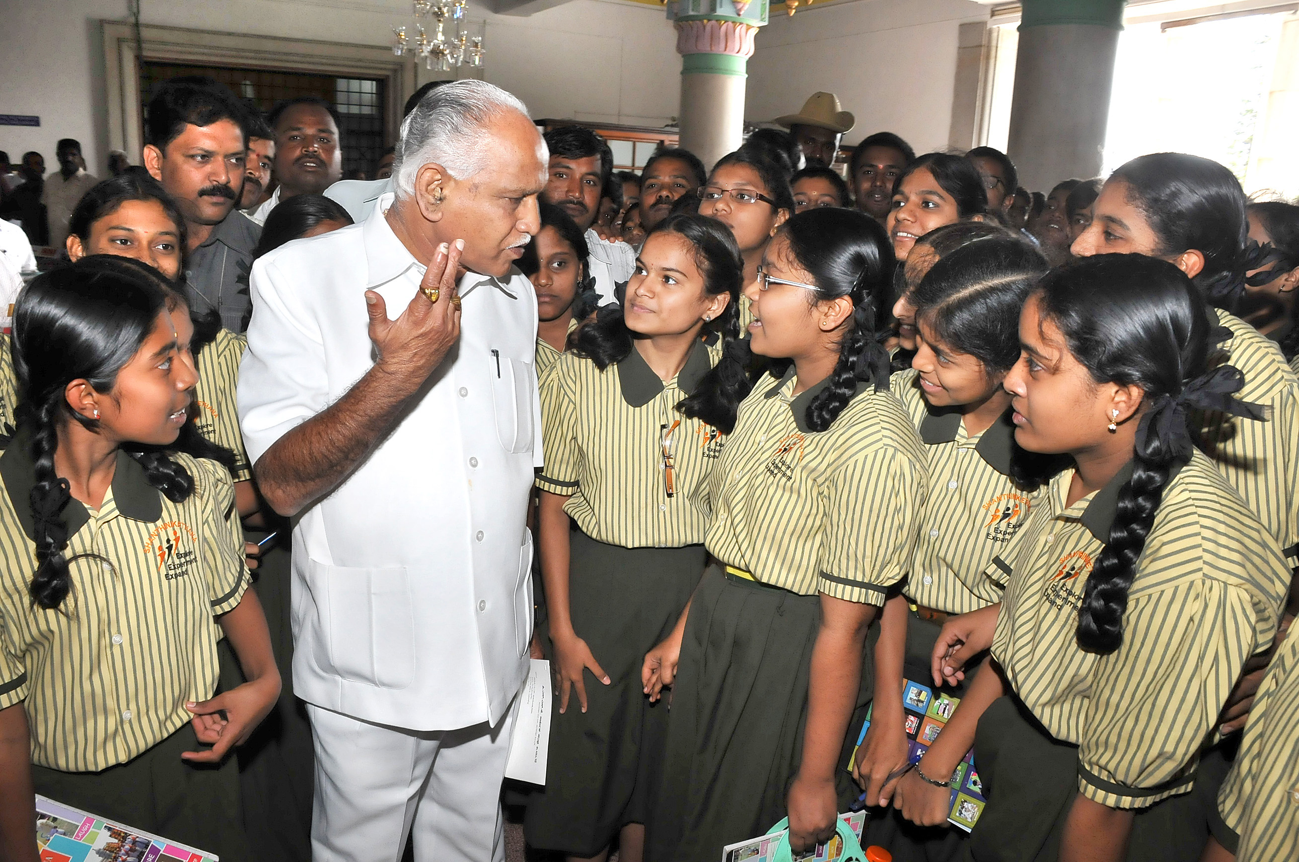 ಶಾಲಾ ಮಕ್ಕಳೊಂದಿಗೆ