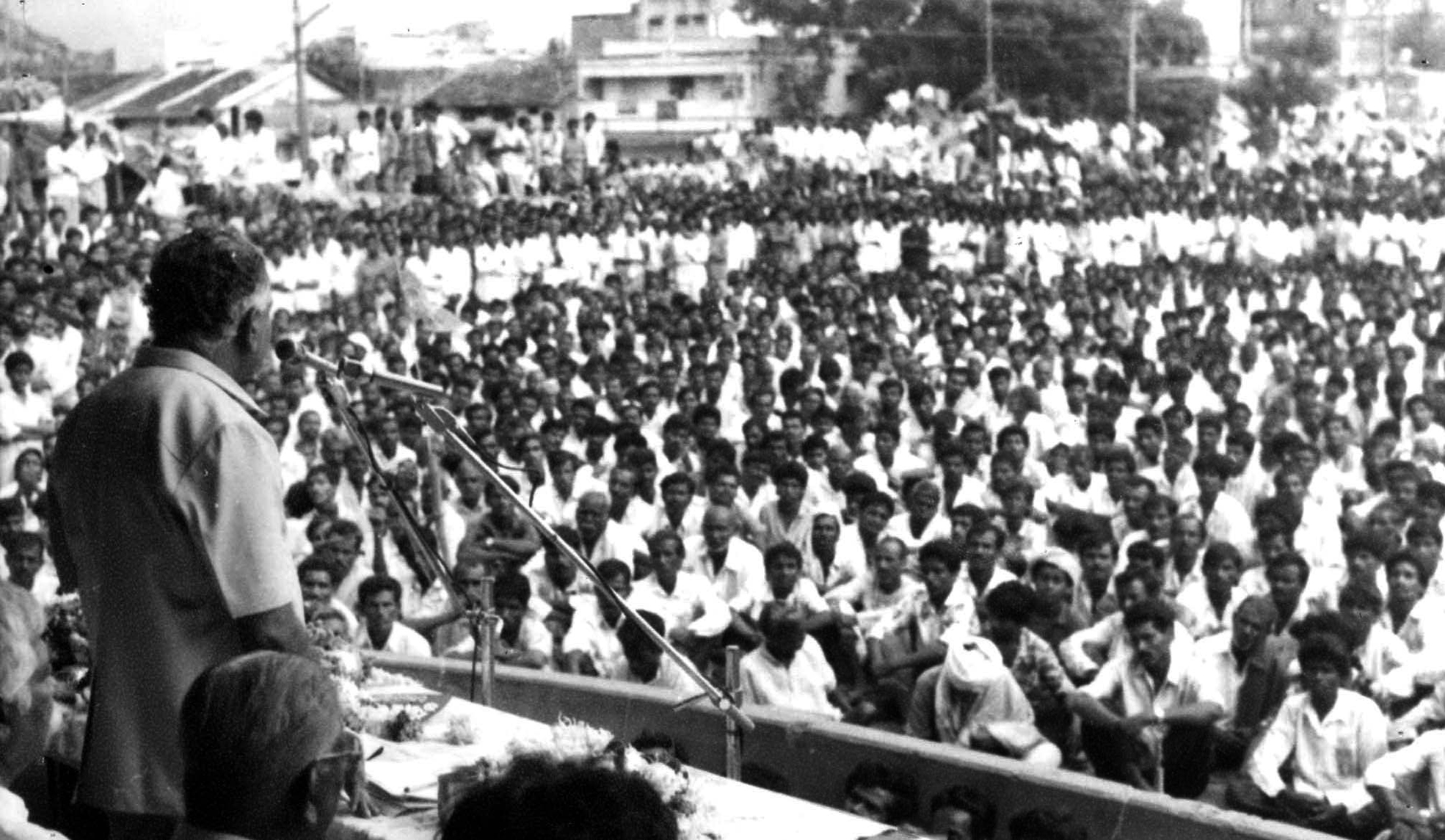 ಸಮಾವೇಶವೊಂದರಲ್ಲಿ ಕಿಕ್ಕಿರಿದು ಸೇರಿದ್ದ ಜನಸ್ತೋಮವನ್ನು ಉದ್ದೇಶಿಸಿ ಮಾತು