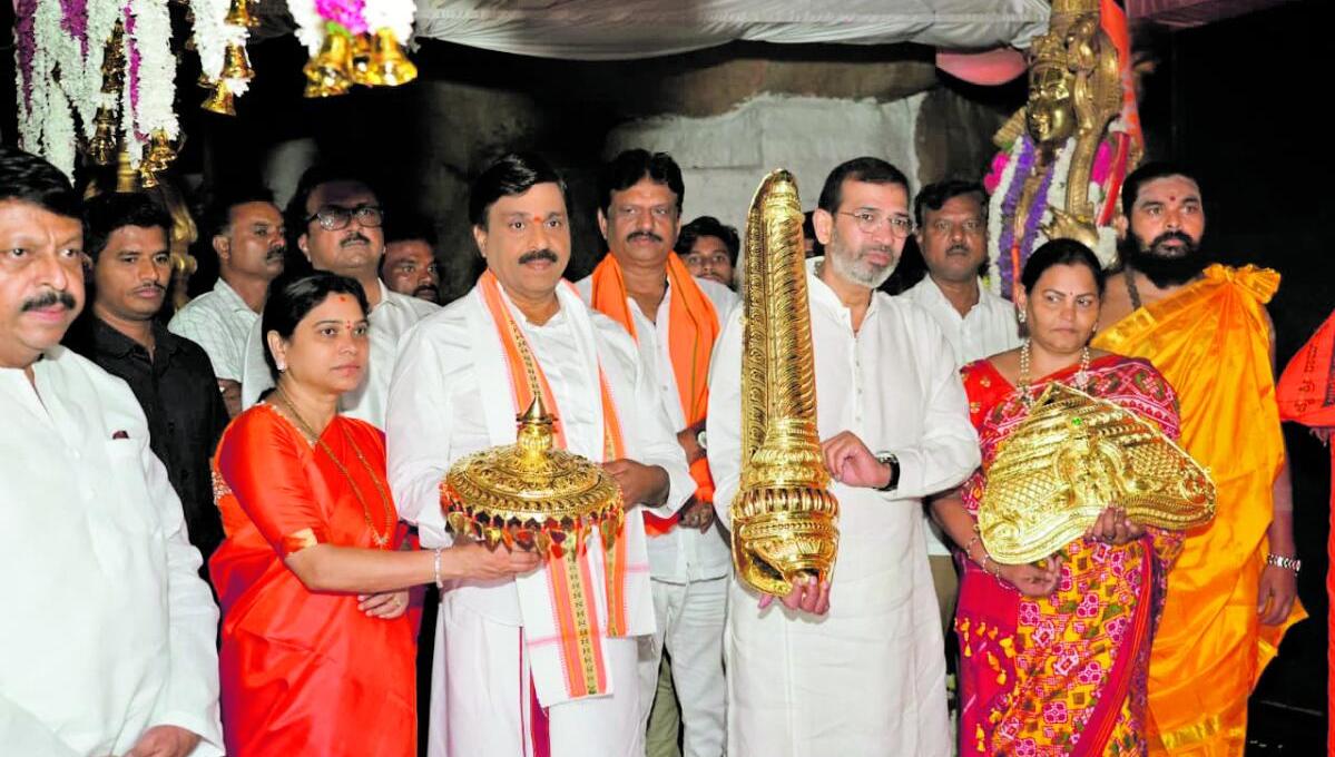 ಅಂಜನಾದ್ರಿ ಬೆಟ್ಟ: ₹2.5 ಕೋಟಿ ಮೌಲ್ಯದ ಆಭರಣ ಸಮರ್ಪಣೆ