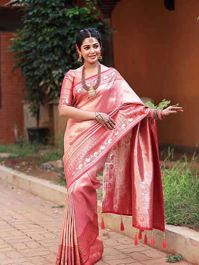 ಈ ಉಡುಗೆಗೆ ಚಿನ್ನದ ಬಣ್ಣದ ಎಳೆಯಲ್ಲಿ ವಿನ್ಯಾಸ ಮಾಡಲಾಗಿದೆ.