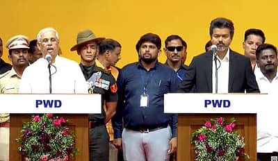 ರಾಜ್ಯಪಾಲ ರಾಜೇಂದ್ರ ವಿಶ್ವನಾಥ್ ಅರ್ಲೇಕರ್ ಅವರು ವಿಜಯ್‌ಗೆ ಪ್ರಮಾಣವಚನ ಬೋಧಿಸಿದರು.