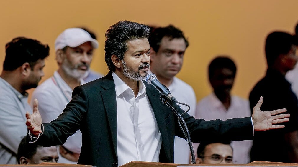 ಕಪ್ಪು ಬಟ್ಟೆ ಧರಿಸಿ ಪ್ರಮಾಣವಚನ ಸ್ವೀಕರಿಸಿದ್ದೇಕೆ ವಿಜಯ್? ಇಲ್ಲಿದೆ ಕಾರಣ