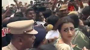 Video | ವಿಜಯ್ ಪ್ರಮಾಣವಚನ ಸಮಾರಂಭ: ಜನಸಂದಣಿಯಲ್ಲಿ ಸಿಲುಕಿ ಪರದಾಡಿದ ನಟಿ ತ್ರಿಶಾ