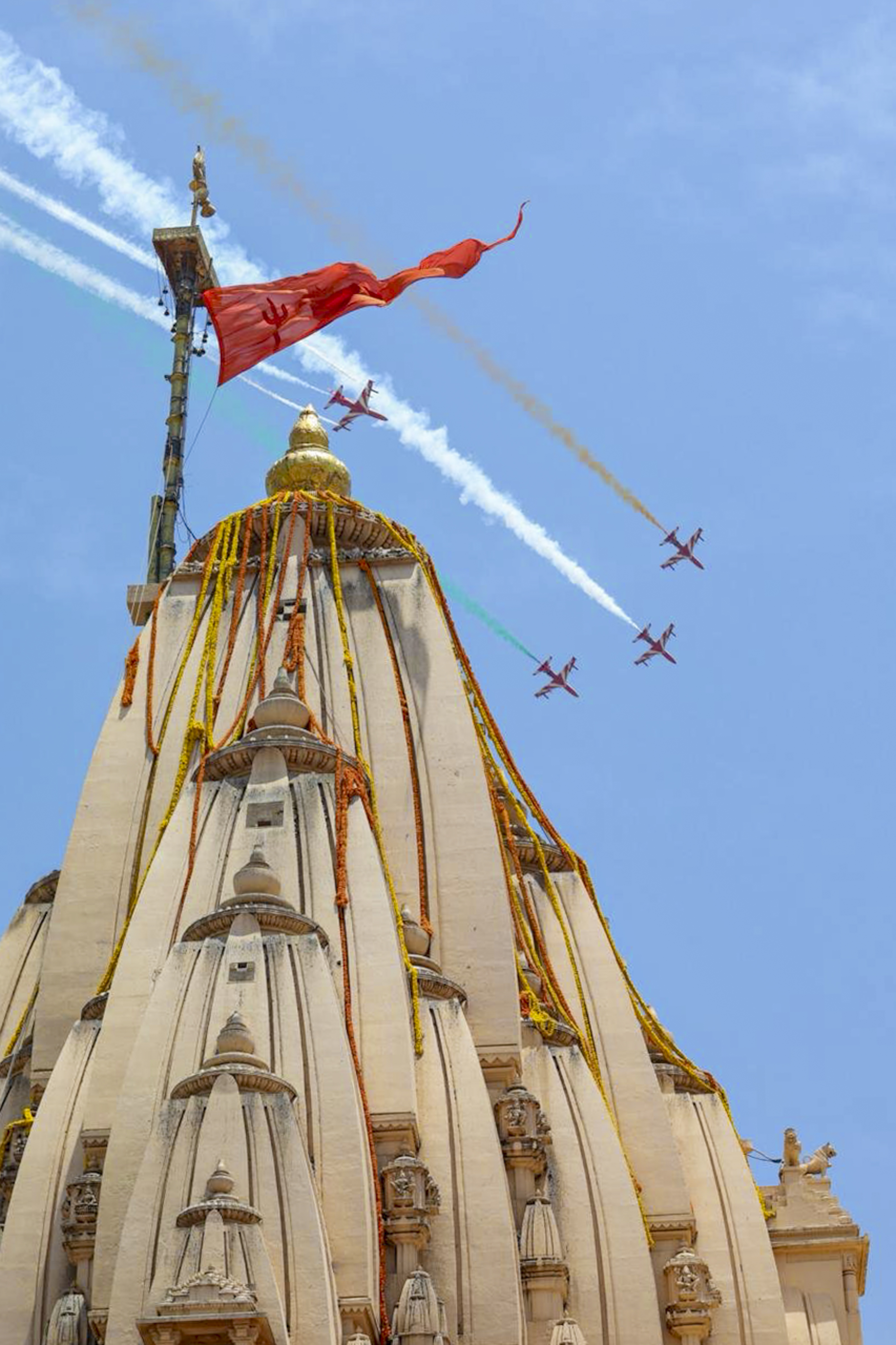 ಬಾನಂಗಳದಲ್ಲಿ ಚಿತ್ತಾರ ಮೂಡಿಸಿದ ಸೂರ್ಯಕಿರಣ ತಂಡ 