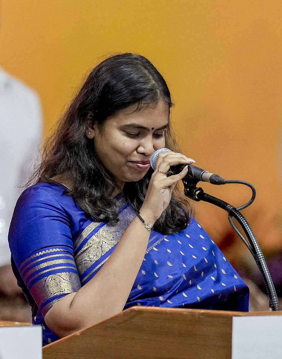 ತಮಿಳುನಾಡು ವಿಧಾನಸಭೆಯಲ್ಲಿ ಪ್ರಮಾಣವಚನ ಸ್ವೀಕರಿಸದ ನೂತನ ಸಚಿವೆ: ಕಾರಣ ಇಲ್ಲಿದೆ