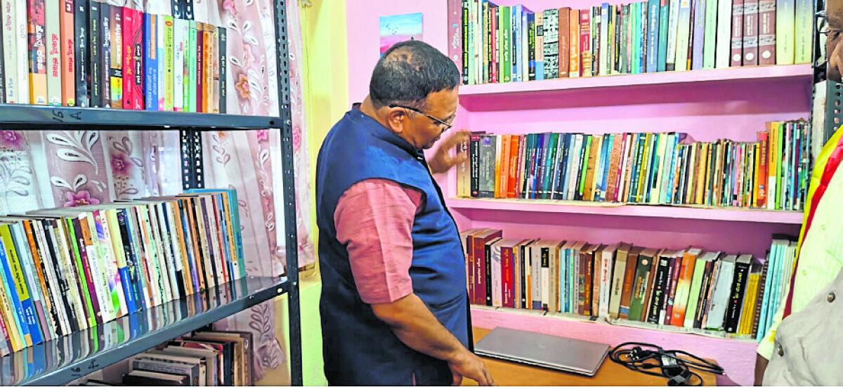 ಸುರಪುರ: ಸಾಹಿತಿ ಕನಕಪ್ಪ ಮನೆಯಲ್ಲೊಂದು ಮಿನಿ ಗ್ರಂಥಾಲಯ