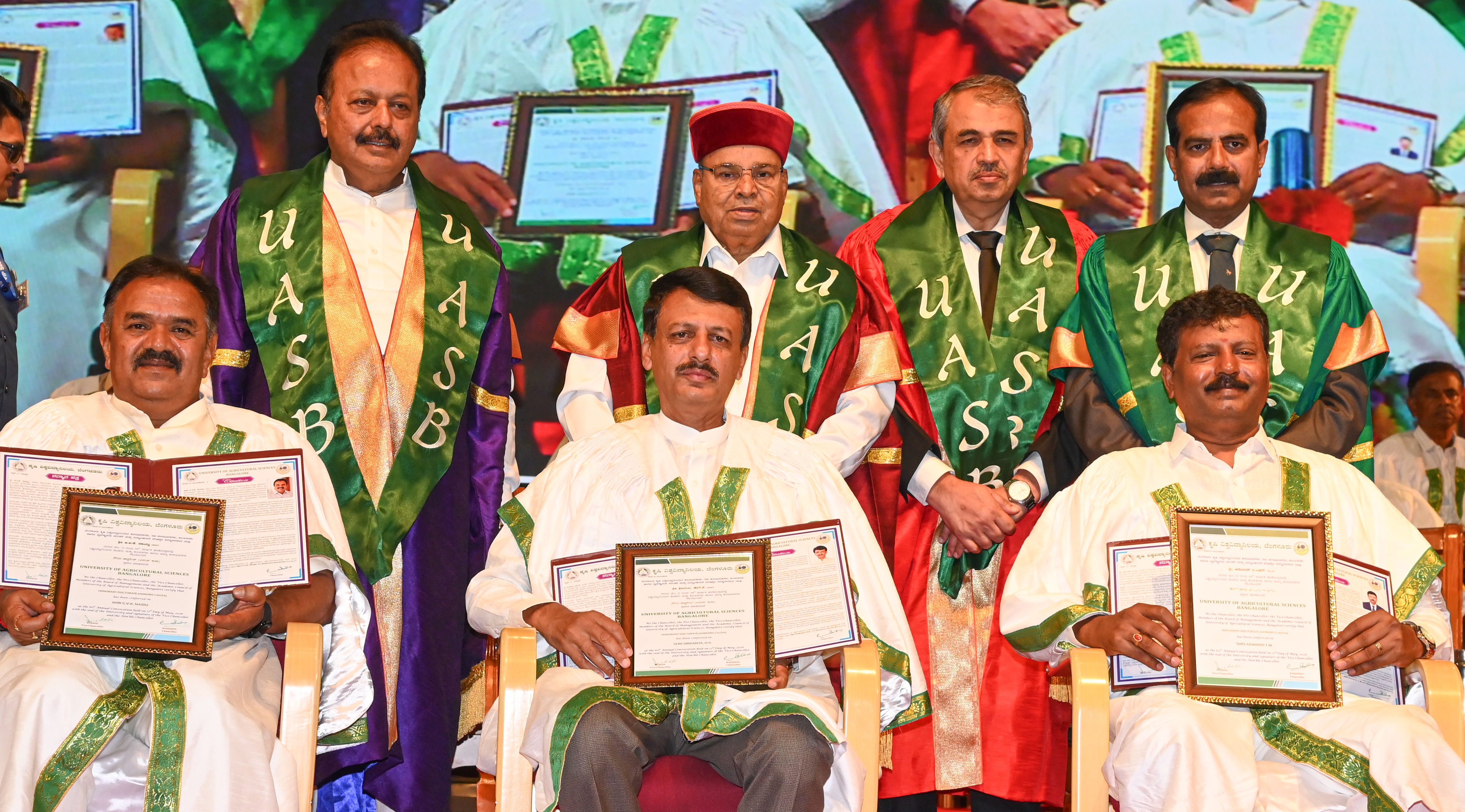 ಘಟಿಕೋತ್ಸವದಲ್ಲಿ (ಕುಳಿತವರು ಎಡದಿಂದ) ಜಿ.ವಿ.ಕೆ.ನಾಯ್ಡು ಎಚ್.ಕೆ.ಶ್ರೀಕಂಠ ಮತ್ತು ಟಿ.ಎಂ.ಅರವಿಂದ್ ಅವರಿಗೆ ಗೌರವ ಡಾಕ್ಟರೇಟ್ ಪ‍್ರದಾನ ಮಾಡಲಾಯಿತು. ಎನ್. ಚಲುವರಾಯಸ್ವಾಮಿ ಥಾವರಚಂದ್ ಗೆಹಲೋತ್‌ ಎಲ್.ಎಸ್. ಶಶಿಧರ ಮತ್ತು ಎಸ್.ವಿ.ಸುರೇಶ್ ಉಪಸ್ಥಿತರಿದ್ದರು.  ಪ್ರಜಾವಾಣಿ ಚಿತ್ರ