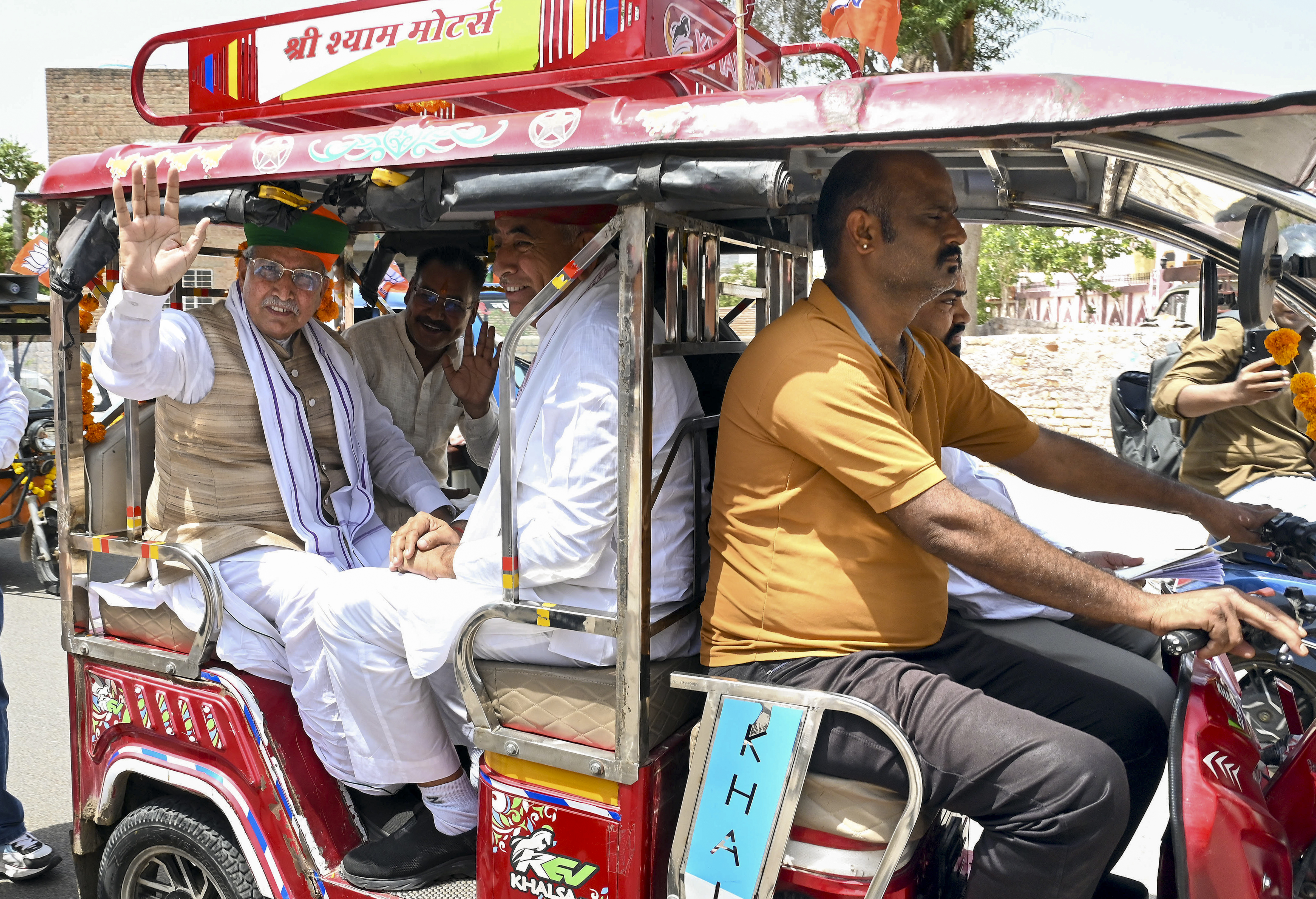ಕೇಂದ್ರ ಸಚಿವ ಅರ್ಜುನ್‌ ರಾಮ್‌ ಮೇಘವಾಲ್‌ ಅವರು ರಾಜಸ್ಥಾನದ ಬಿಕಾನೇರ್‌ ರೈಲು ನಿಲ್ದಾಣದಿಂದ ನಿವಾಸಕ್ಕೆ ಇ–ರಿಕ್ಷಾದಲ್ಲಿ ಗುರುವಾರ ಪ್ರಯಾಣಿಸಿದರು –ಪಿಟಿಐ ಚಿತ್ರ