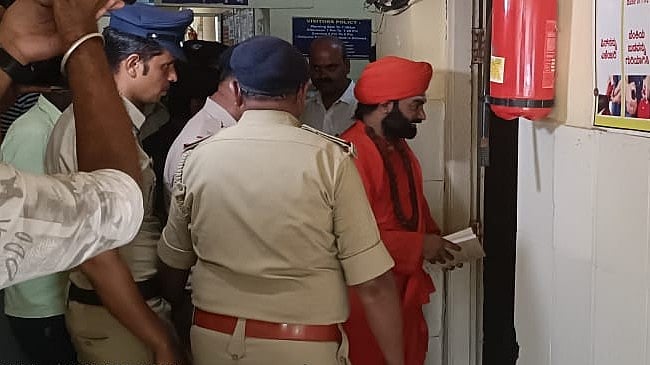 POCSO Case: ವಿಚಾರಣೆ ಬಳಿಕ ವೈದ್ಯಕೀಯ ಪರೀಕ್ಷೆಗೆ‌ ಹಾಜರಾದ ವಚನಾನಂದ ಸ್ವಾಮೀಜಿ