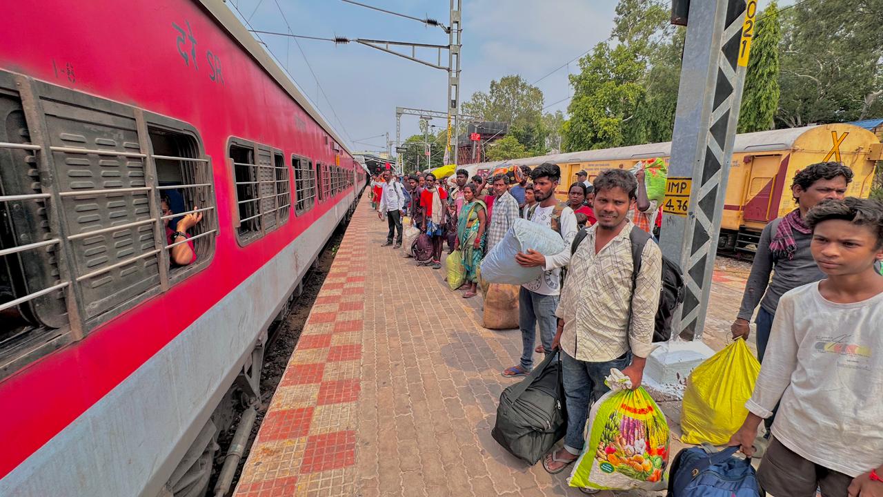 ಹೊಸಪೇಟೆ: ಇಟ್ಟಿಗೆ ಬಟ್ಟಿಯ ಕೆಲಸಕ್ಕೆ ಕೂಡಿಹಾಕಿದ್ದ 37 ಜೀತದಾಳುಗಳ ರಕ್ಷಣೆ