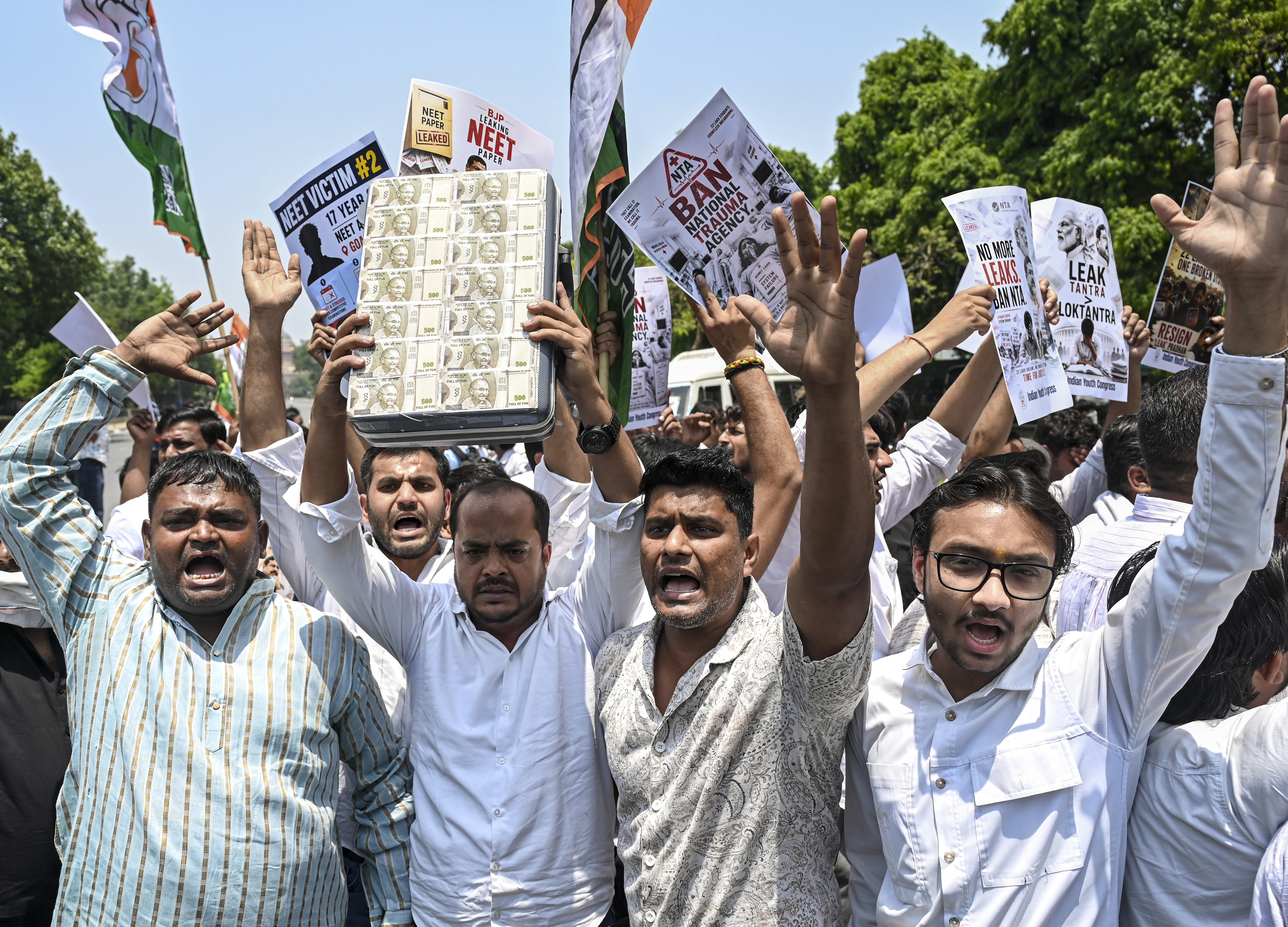 ಎನ್‌ಟಿಎ ರದ್ದಿಗೆ ಮತ್ತು ಕೇಂದ್ರ ಶಿಕ್ಷಣ ಸಚಿವ ಧರ್ಮೇಂದ್ರ ಪ್ರಧಾನ್‌ ಅವರ ರಾಜೀನಾಮೆಗೆ ಒತ್ತಾಯಿಸಿ ಭಾರತೀಯ ಯುವ ಕಾಂಗ್ರೆಸ್‌ (ಐವೈಸಿ) ಕಾರ್ಯಕರ್ತರು ಶನಿವಾರ ನವದೆಹಲಿಯಲ್ಲಿ ಪ್ರತಿಭಟನೆ ನಡಿಸಿದರು