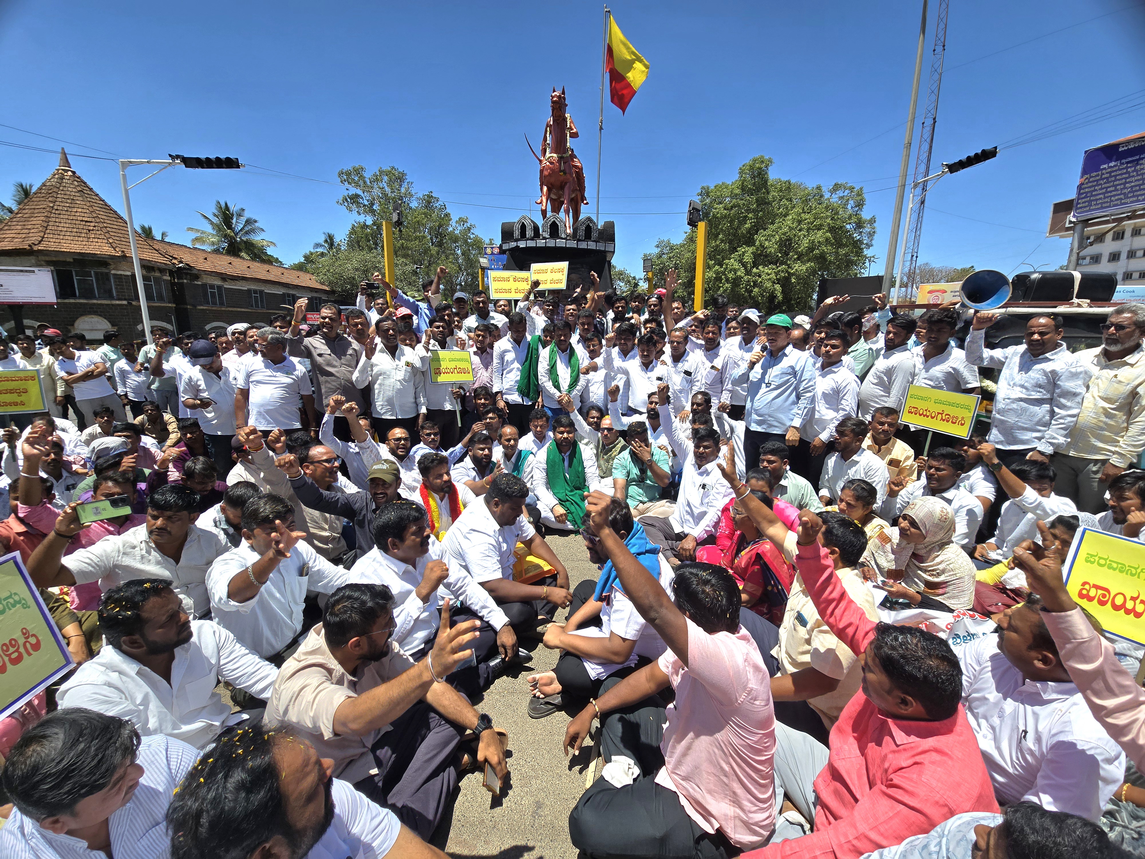 ಸೇವೆ ಕಾಯಂಗೊಳಿಸಲು ಆಗ್ರಹಿಸಿ ಬೆಳಗಾವಿಯಲ್ಲಿ ಈಚೆಗೆ ಭೂಮಾಪಕರು ಹೋರಾಟ ನಡೆಸಿದರು 
ಪ್ರಜಾವಾಣಿ ಚಿತ್ರ: ಏಕನಾಥ ಅಗಸಿಮನಿ