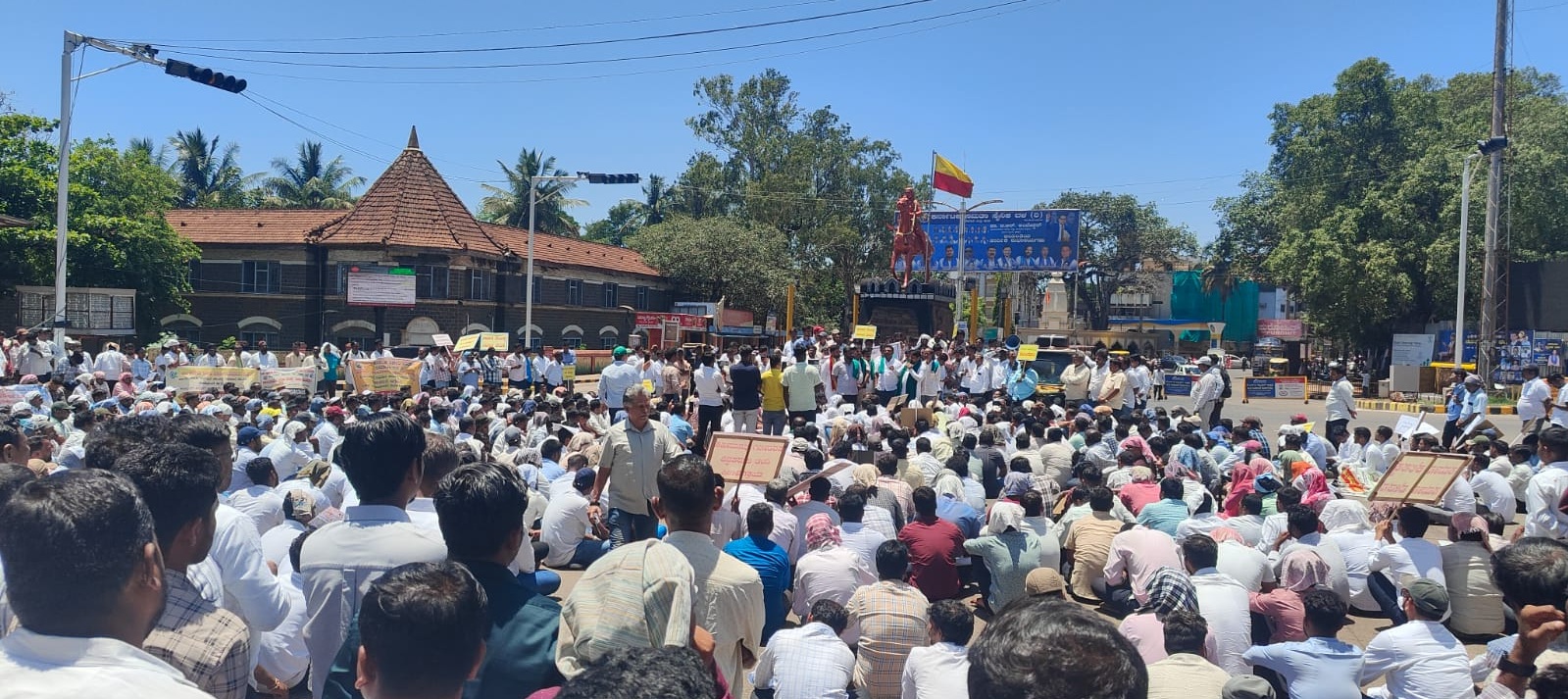 ಸೇವೆ ಕಾಯಂಗೊಳಿಸಲು ಆಗ್ರಹಿಸಿ ಬೆಳಗಾವಿಯಲ್ಲಿ ಈಚೆಗೆ ಭೂಮಾಪಕರು ಹೋರಾಟ ನಡೆಸಿದರು 
ಪ್ರಜಾವಾಣಿ ಚಿತ್ರ: ಏಕನಾಥ ಅಗಸಿಮನಿ