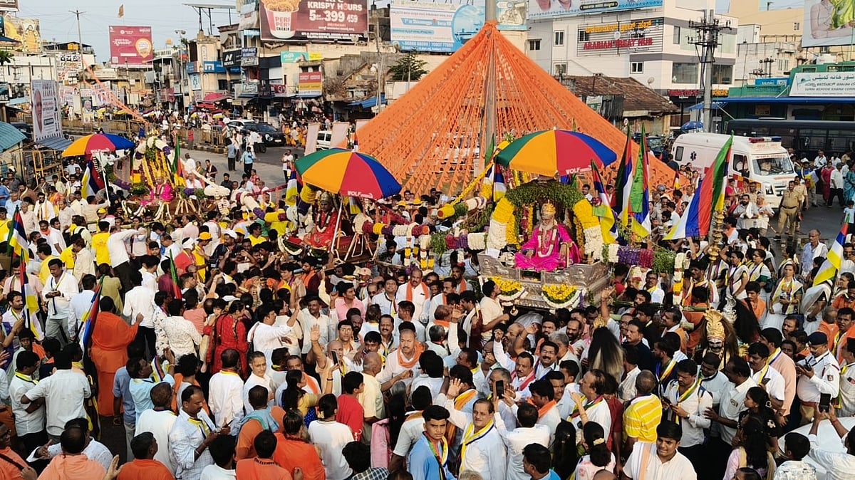 ಶಿವಮೊಗ್ಗ: ಪಂಚಪೀಠಾಧೀಶ್ವರರ ಭವ್ಯ ಅಡ್ಡಪಲ್ಲಕ್ಕಿ ಮೆರವಣಿಗೆ