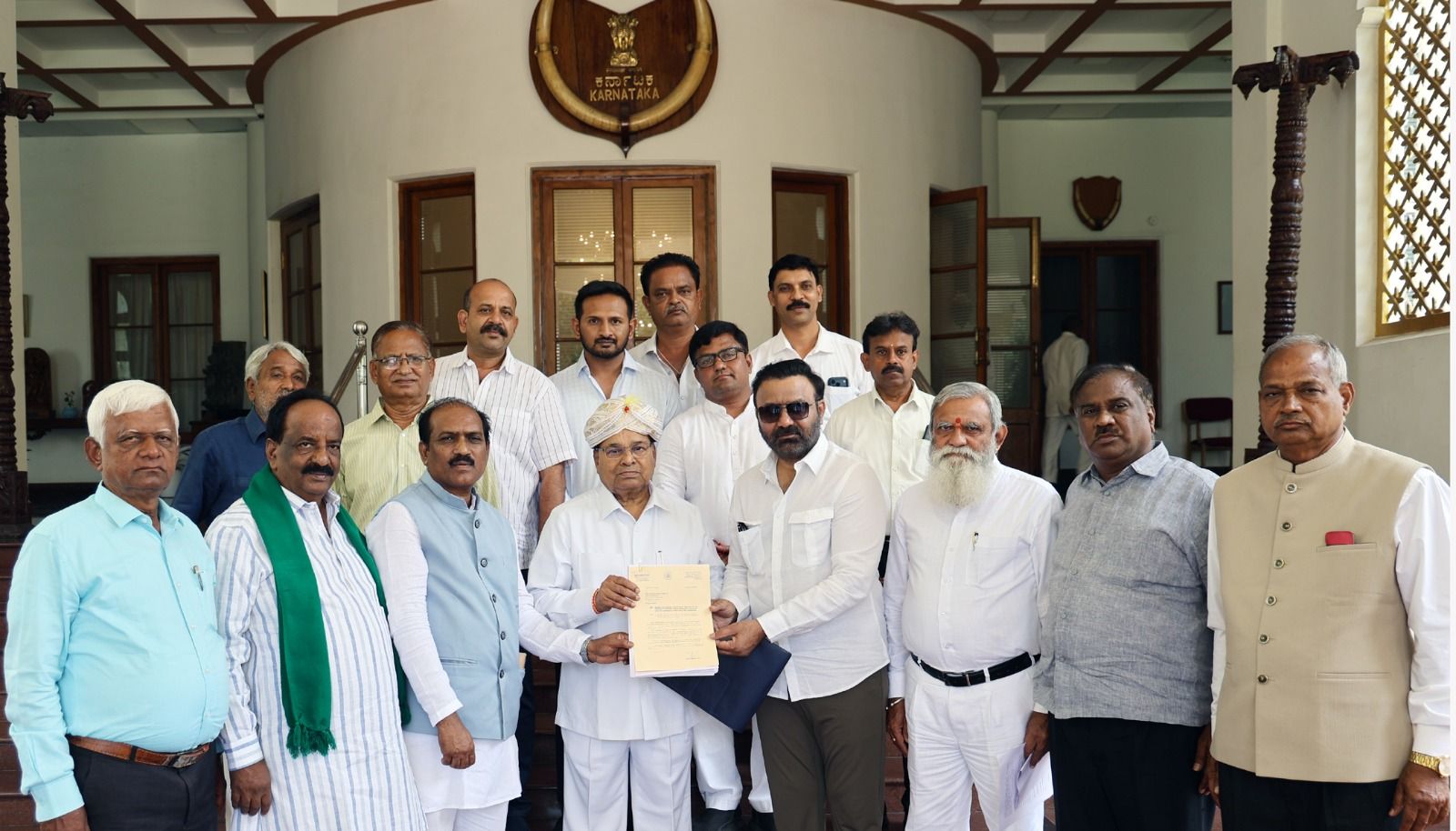 ಬೆಂಗಳೂರಿನ ಲೋಕಭವನದಲ್ಲಿ ರಾಜ್ಯಪಾಲ ಥಾವರಚಂದ್‌ ಗೆಹಲೋತ್‌ ಅವರಿಗೆ ಅವರಿಗೆ ಧಾರವಾಡ ಜಿಲ್ಲಾ ಉಸ್ತುವಾರಿ ಸಚಿವ ಸಂತೋಷ ಲಾಡ್ ಮನವಿ ಸಲ್ಲಿಸಿದರು. ಶಾಸಕರಾದ ಪ್ರಸಾದ್ ಅಬ್ಬಯ್ ಎನ್‌.ಎಚ್.ಕೋನರಡ್ಡಿ ಹೋರಾಟಗಾರರಾದ ಬಿ.ಡಿ ಹಿರೇಮಠ ವೆಂಕಟೇಶ್ ಮಾಚಕನೂರ ಇದ್ದರು.