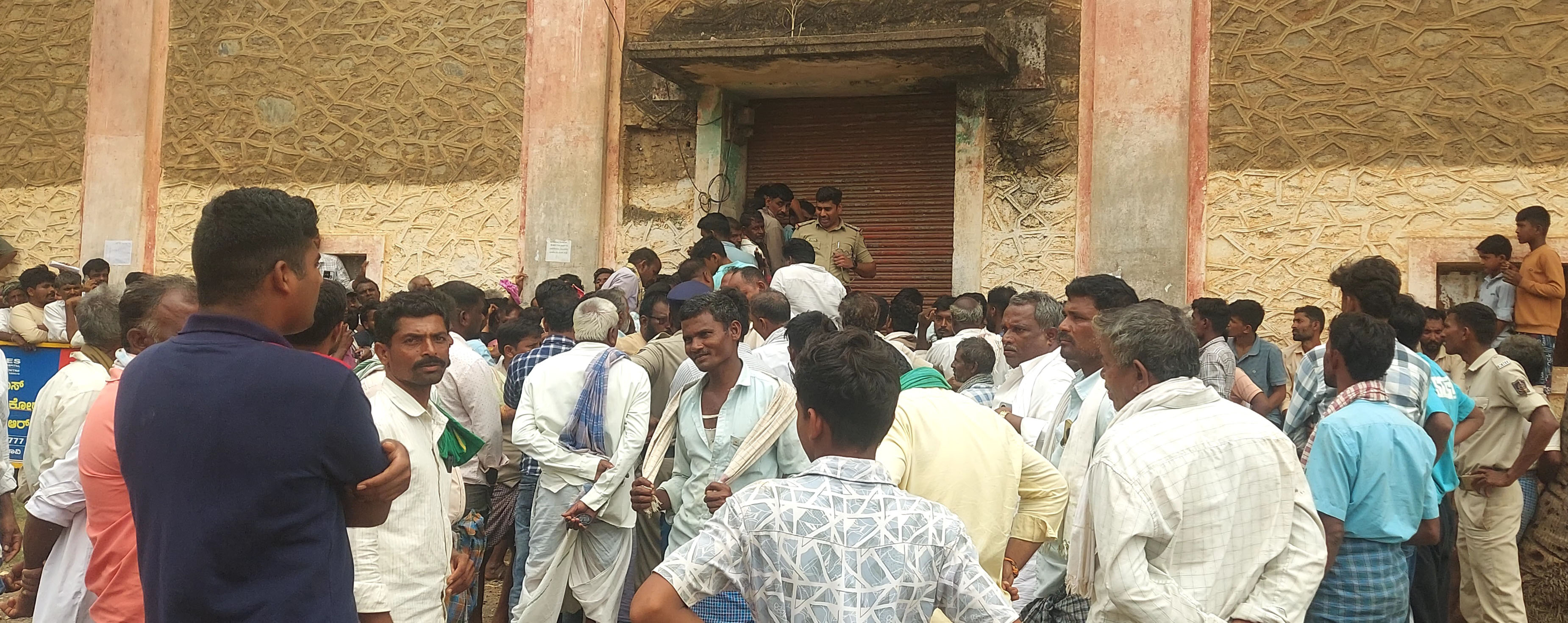 ಶಿಗ್ಗಾವಿ ತಾಲ್ಲೂಕಿನ ಬಂಕಾಪುರದಲ್ಲಿ ಸೇರಿದ್ದ ರೈತರು