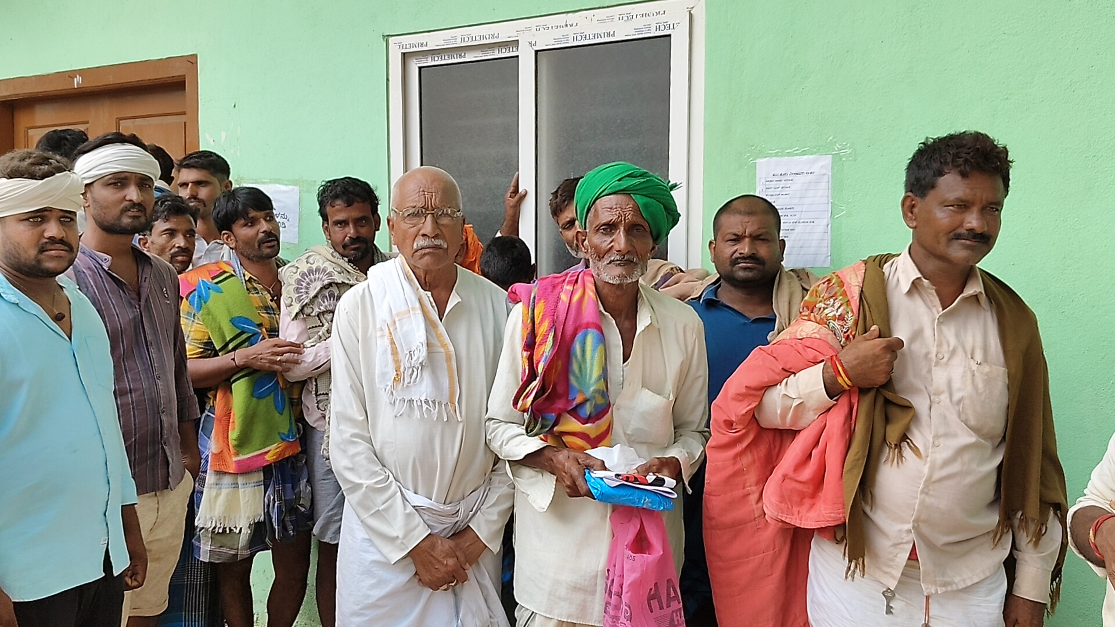 ಹಾವೇರಿ ತಾಲ್ಲೂಕಿನ ಕರ್ಜಗಿಯ ರೈತ ಸಂಪರ್ಕ ಕೇಂದ್ರದ ಎದುರು ಬುಧವಾರ ಮಲಗಿದ್ದ ರೈತರು ಗುರುವಾರ ಚಾದರ ಸಮೇತ ಸರದಿಯಲ್ಲಿ ನಿಂತಿದ್ದರು
– ಪ್ರಜಾವಾಣಿ ಚಿತ್ರ/ ಮಾಲತೇಶ ಇಚ್ಚಂಗಿ