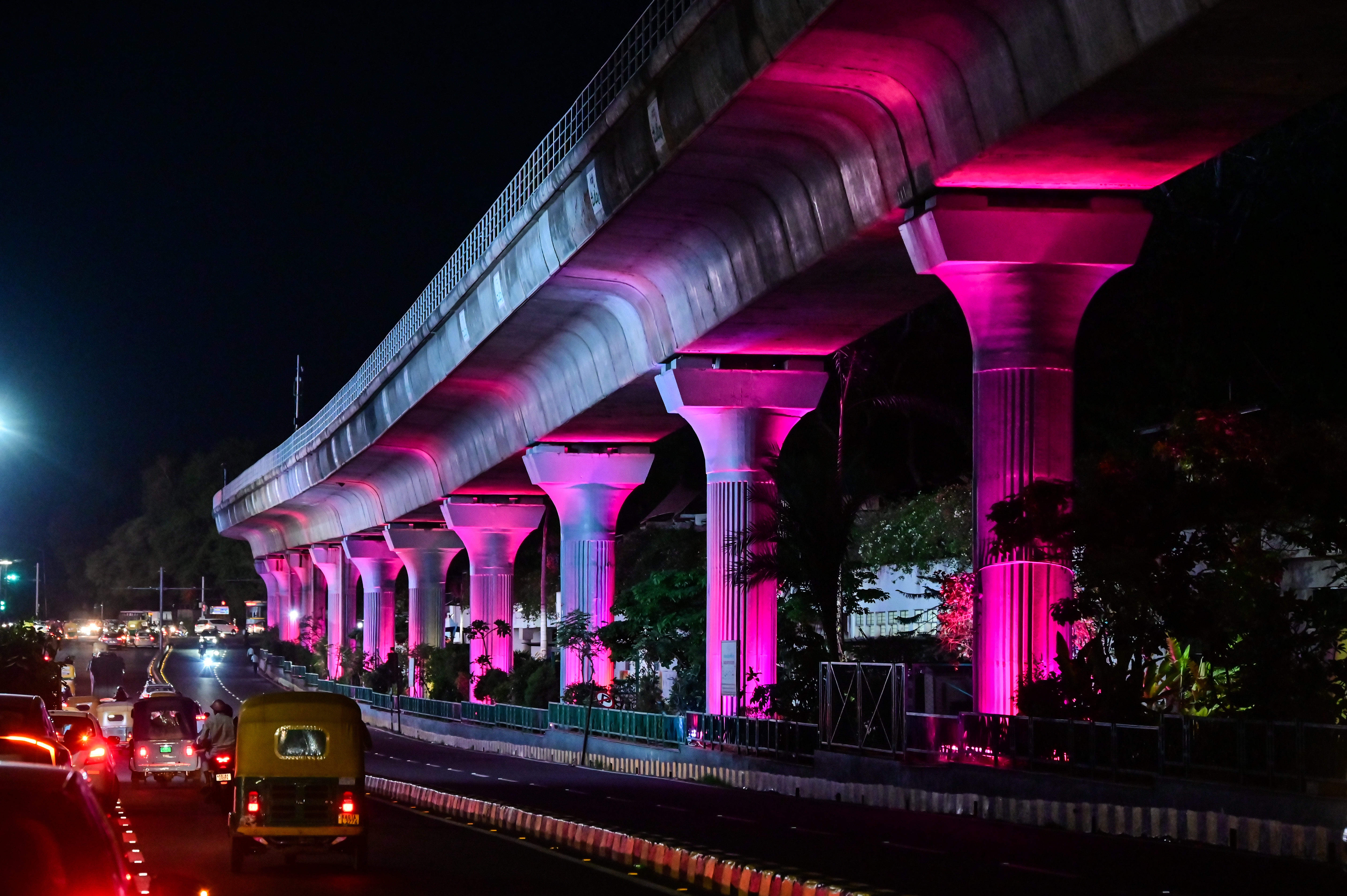 ಬೆಂಗಳೂರಿನ ಎಂ.ಜಿ. ರಸ್ತೆಯಲ್ಲಿ ಬಣ್ಣದ ಬೆಳಕಿನಿಂದ ಆಕರ್ಷಿಸುತ್ತಿರುವ ನಮ್ಮ ಮೆಟ್ರೊ ಪಿಲ್ಲರ್‌ಗಳು 