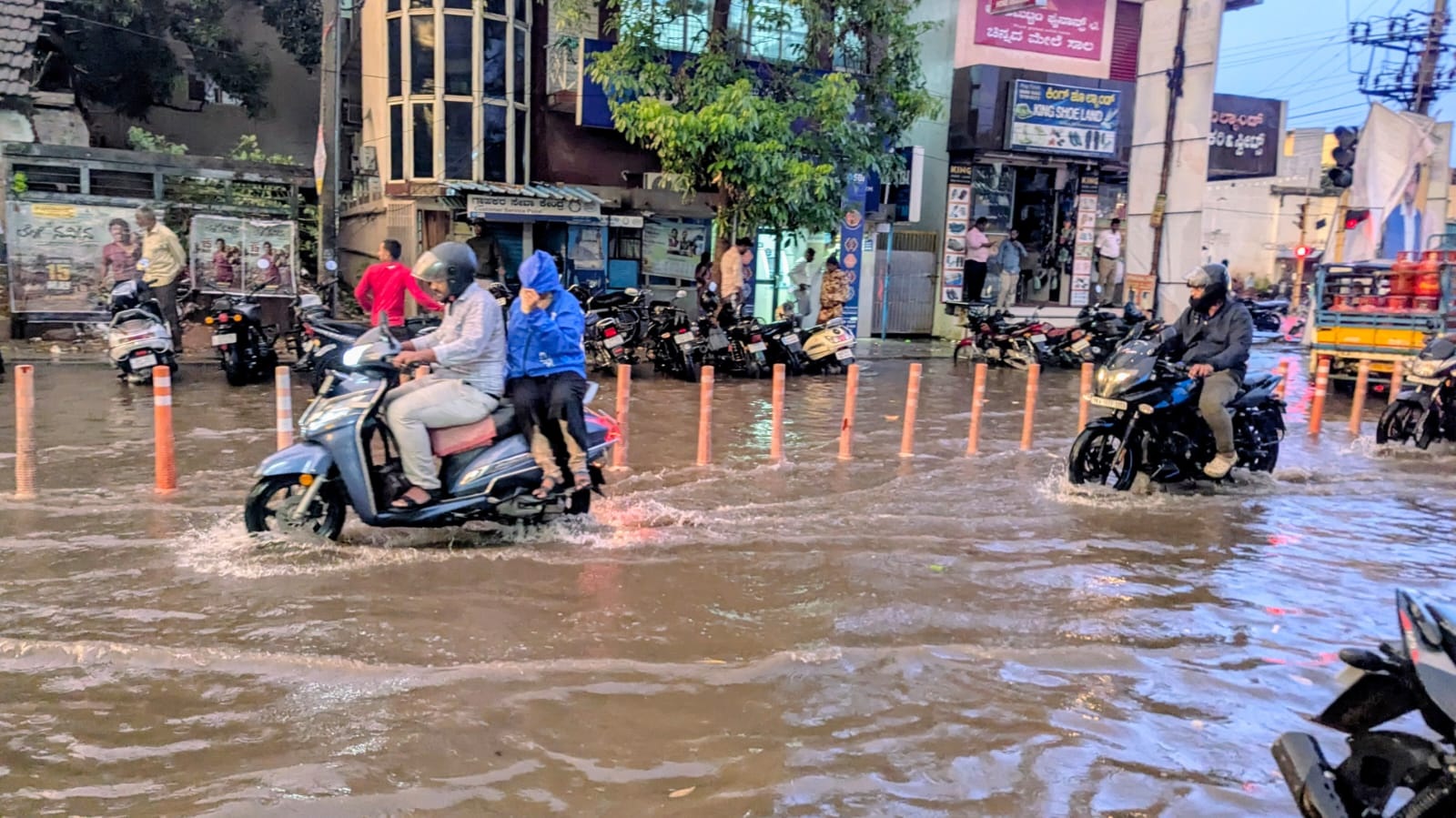 ಚಾಮರಾಜ ನಗರದ ಪಚ್ಚಪ್ಪ ಸರ್ಕಲ್‌ ಬಳಿ ಜಲಾವೃತಗೊಂಡ ರಸ್ತೆಯಲ್ಲಿ ತೆರಳಿದ ಬೈಕ್ ಸವಾರರು 