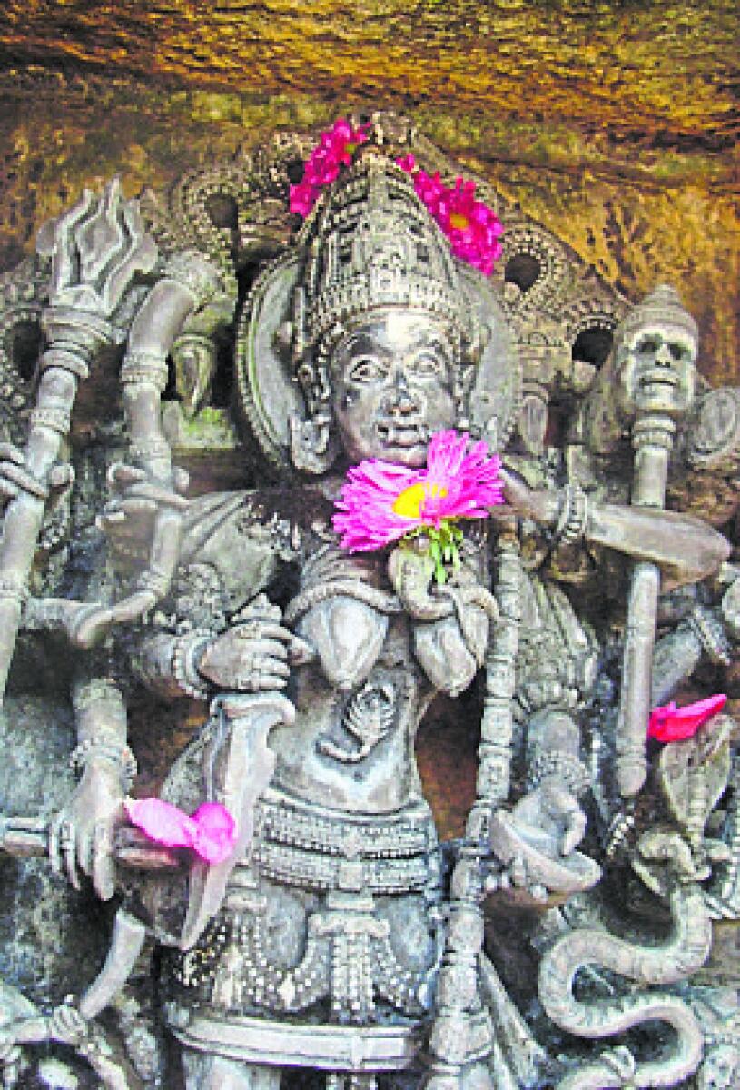 ಬೈಂದೂರಿನ ಸೇನೇಶ್ವರ ದೇಗುಲದ ಶಿಲ್ಪ