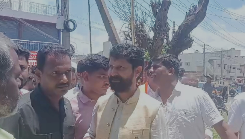ಸಿ.ಟಿರವಿಯನ್ನು ಅಡ್ಡಗಟ್ಟಿದ ಕಾಂಗ್ರೆಸ್ ಕಾರ್ಯಕರ್ತರು