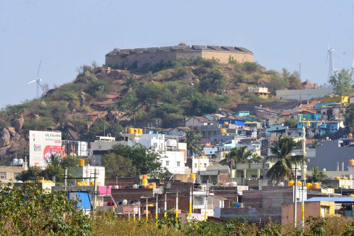 ಚಿತ್ರದುರ್ಗದ ಕಲ್ಲಿನಕೋಟೆಯ ಬಂದೀಖಾನೆ ಸ್ಮಾರಕದ ಕೂಗಳತೆ ದೂರದಲ್ಲೇ ಮನೆಗಳನ್ನು ನಿರ್ಮಿಸಲಾಗಿದೆ.