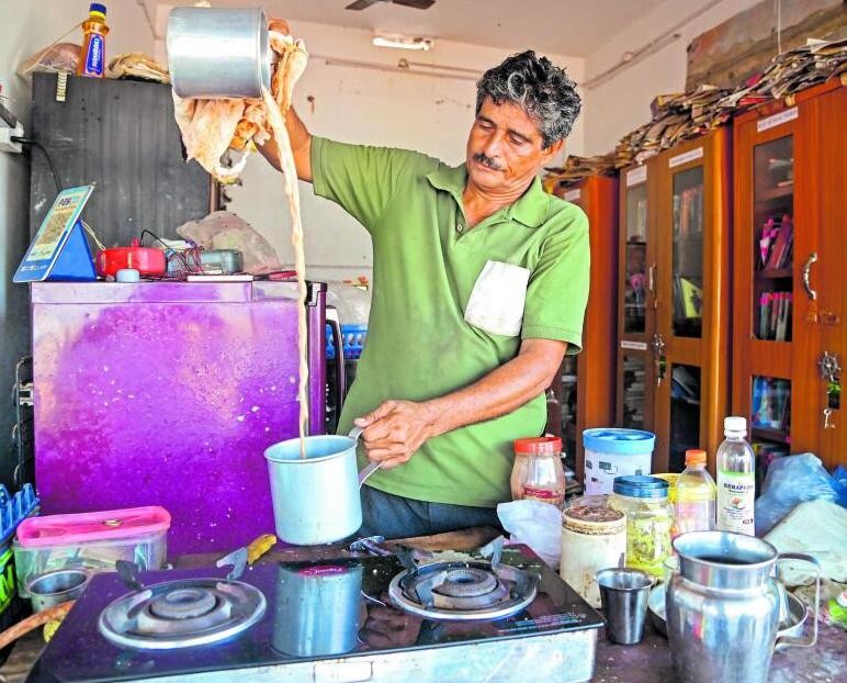 ಅಂಗಡಿಯಲ್ಲಿ ಚಹಾ ತಯಾರಿಸುತ್ತಿರುವ ಸುರೇಂದ್ರ