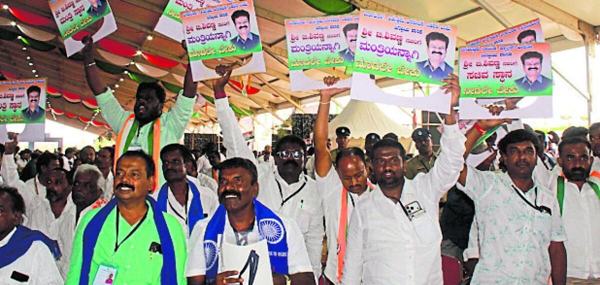 ಶಿವಣ್ಣಗೆ ಸಚಿವ ಸ್ಥಾನ ನೀಡಲು ಆಗ್ರಹ: ಕಾರ್ಯಕರ್ತರಿಗೆ ಗದರಿದ ಸಿ.ಎಂ ಸಿದ್ದರಾಮಯ್ಯ