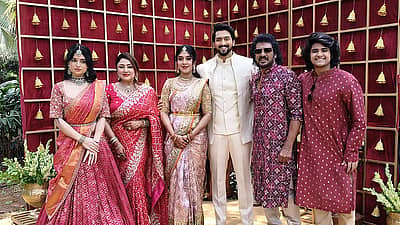 ನಟ ನಿರಂಜನ್‌ ಅವರು ಸಂಜನಾ ರಾಜ್ ಎಂಬುವರ ಜೊತೆ ನಿಶ್ಚಿತಾರ್ಥ ಮಾಡಿಕೊಂಡಿದ್ದಾರೆ. ಸಂಜನಾ ರಾಜ್ ಬಗ್ಗೆ ಕುಟುಂಬಸ್ಥರು ಮಾಹಿತಿ ಬಿಟ್ಟುಕೊಟ್ಟಿಲ್ಲ. 