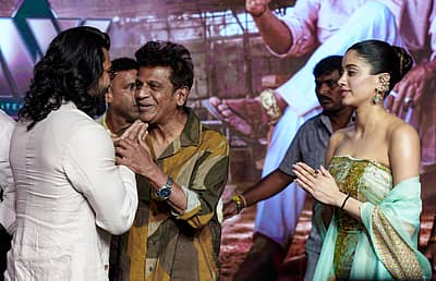 ‘ಪೆದ್ದಿ’ಯಲ್ಲಿ ಕಾಣಿಸಿಕೊಂಡಿರುವ ಚಂದನವನದ ಹ್ಯಾಟ್ರಿಕ್‌ ಹೀರೋ ಶಿವರಾಜ್‌ಕುಮಾರ್‌ ಪ್ರಚಾರ ಕಾರ್ಯದಲ್ಲಿ ಭಾಗಿಯಾಗಿದ್ದರು. 