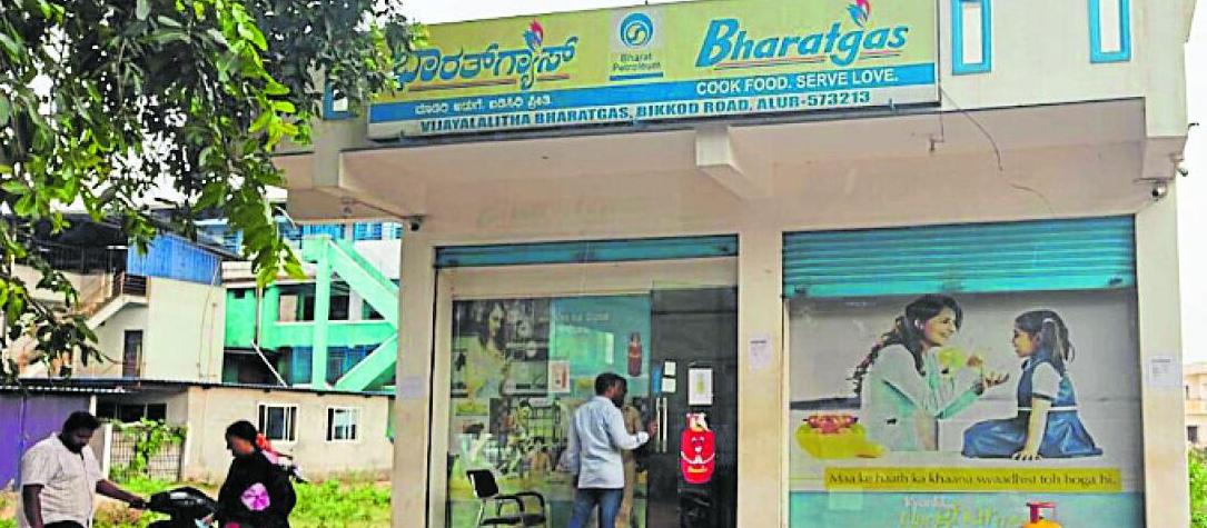ಆಲೂರು: ಸಿಲಿಂಡರ್ ವಿತರಣೆ ಸರಾಗ, ಗ್ರಾಹಕರು ನಿಟ್ಟುಸಿರು