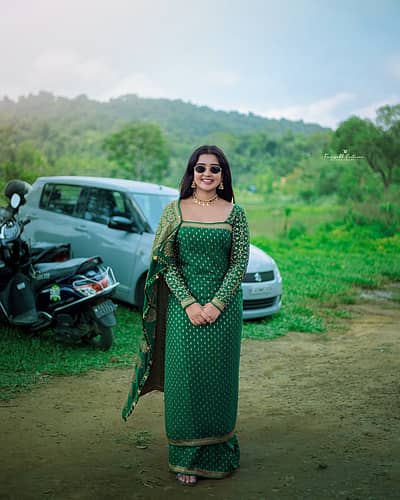 ಮೌನ ಅವರು ಹಸಿರು ಬಣ್ಣದ ಬನಾರಸಿ ರೇಷ್ಮೆ ಧರಿಸಿ ಕಂಗೊಳಿಸಿದ್ದಾರೆ. 