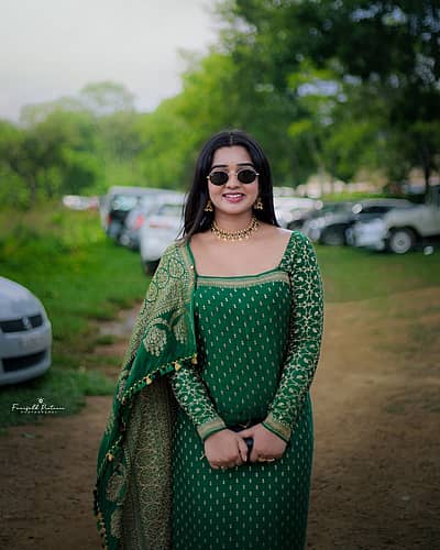 ಈ ಉಡುಗೆಗೆ ಒಪ್ಪುವಂತಹ ಆಭರಣಗಳನ್ನು ಧರಿಸಿ ಮೌನ ಅವರು ಮಿಂಚಿದ್ದಾರೆ.