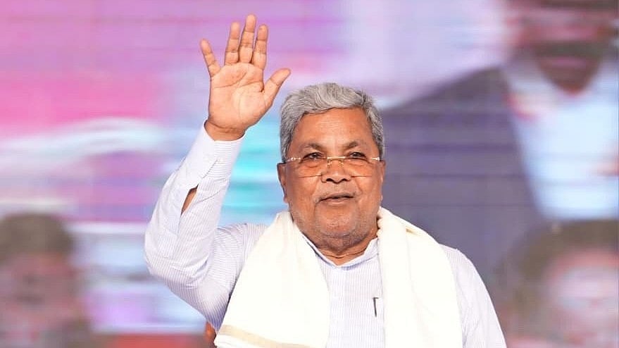 ಸಿಎಂ ಸ್ಥಾನಕ್ಕೆ ರಾಜೀನಾಮೆ ವದಂತಿ: ಸಿದ್ದರಾಮಯ್ಯ ನಿವಾಸದ ಮುಂದೆ ಜನಜಾತ್ರೆ